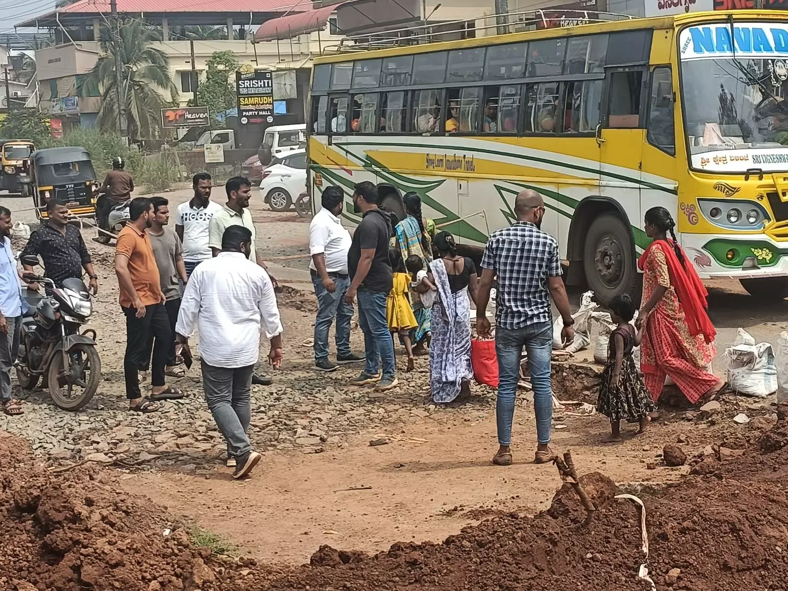 ಪಿಡಬ್ಲ್ಯೂಡಿ ಅಧಿಕಾರಿಗಳ ಅವೈಜ್ಞಾನಿಕ ಕಾಮಗಾರಿ ಆರೋಪ: ಬಂದ್ ಮಾಡಿದ್ದ ಬಜ್ಪೆ ಹೆದ್ದಾರಿ ತೆರವು ಪಿಡಬ್ಲ್ಯೂಡಿ ಅಧಿಕಾರಿಗಳ ಅವೈಜ್ಞಾನಿಕ ಕಾಮಗಾರಿ ಆರೋಪ: ಬಂದ್ ಮಾಡಿದ್ದ ಬಜ್ಪೆ ಹೆದ್ದಾರಿ ತೆರವು