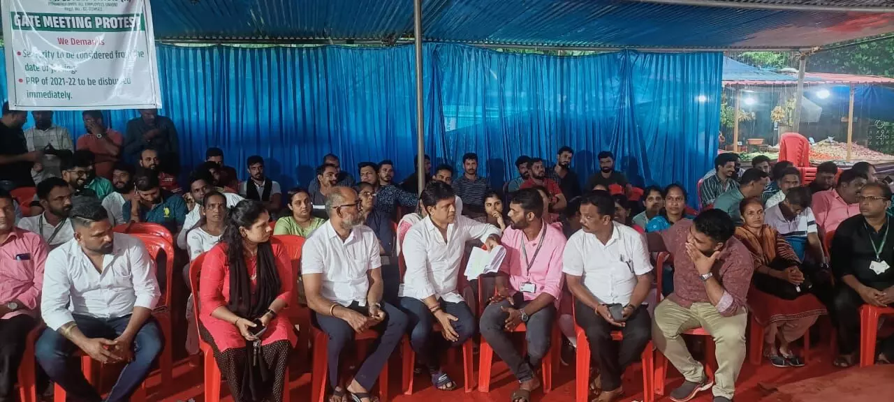 ಎಂಆರ್‌ಪಿಎಲ್‌ ನೌಕರರ ಪ್ರತಿಭಟನೆ: ಜನಪ್ರತಿನಿಧಿಗಳ ಭೇಟಿ