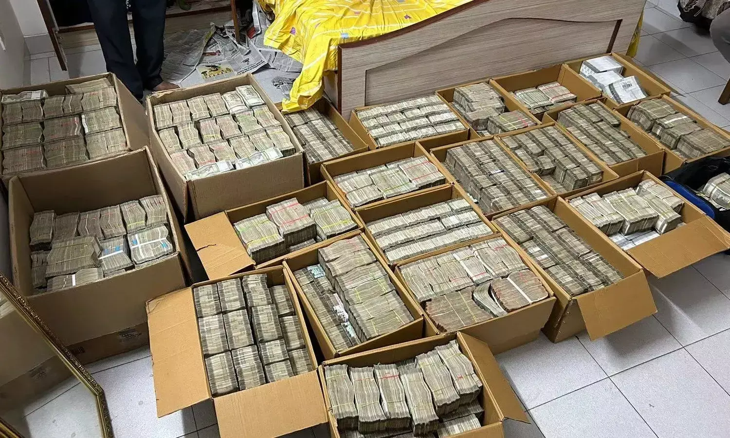 ಐಟಿ ದಾಳಿ: ಕರ್ನಾಟಕ ಸೇರಿದಂತೆ ನಾಲ್ಕು ರಾಜ್ಯಗಳಲ್ಲಿ 94 ಕೋಟಿ ರೂ.ನಗದು, 8 ಕೋಟಿ ರೂ.ಗಳಿಗೂ ಅಧಿಕ ಮೊತ್ತದ ಚಿನ್ನ ಜಪ್ತಿ