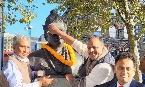 ಲಂಡನ್: ಬಸವಣ್ಣನ ಪುತ್ಥಳಿಗೆ ವಿಧಾನಸಭೆ ಸ್ಪೀಕರ್ ಯು.ಟಿ.ಖಾದರ್, ವಿ. ಪರಿಷತ್ ಅಧ್ಯಕ್ಷ ಹೊರಟ್ಟಿ ನಮನ