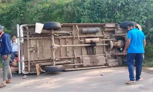 ಮೂಡಿಗೆರೆ: ರಸ್ತೆಯಲ್ಲಿ ಉರುಳಿಬಿದ್ದ ಟಿಟಿ ವಾಹನ: ಹಲವರಿಗೆ ಗಾಯ