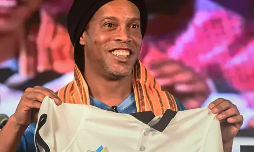 ಕೋಲ್ಕತ್ತಕ್ಕೆ ಆಗಮಿಸಿದ ಫುಟ್ಬಾಲ್ ಮಾಂತ್ರಿಕ ರೊನಾಲ್ಡಿನೊ