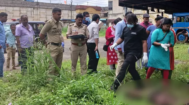 ಉಡುಪಿ: ಅಪರಿಚಿತ ವ್ಯಕ್ತಿಯ ಹತ್ಯೆ ಉಡುಪಿ: ಅಪರಿಚಿತ ವ್ಯಕ್ತಿಯ ಹತ್ಯೆ
