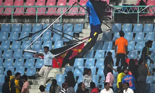 ಆಸ್ಟ್ರೇಲಿಯಾ-ಶ್ರೀಲಂಕಾ ಪಂದ್ಯದ ವೇಳೆ ಭಾರೀ ಬಿರುಗಾಳಿ: ಪ್ರೇಕ್ಷಕರ ಆಸನಗಳ ಮೇಲೆ ಬಿದ್ದ ಜಾಹಿರಾತು ಫಲಕ