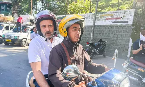 ಸ್ಕೂಟರ್ ನಲ್ಲಿ ಪ್ರಯಾಣಿಸಿದ ರಾಹುಲ್ ಗಾಂಧಿ