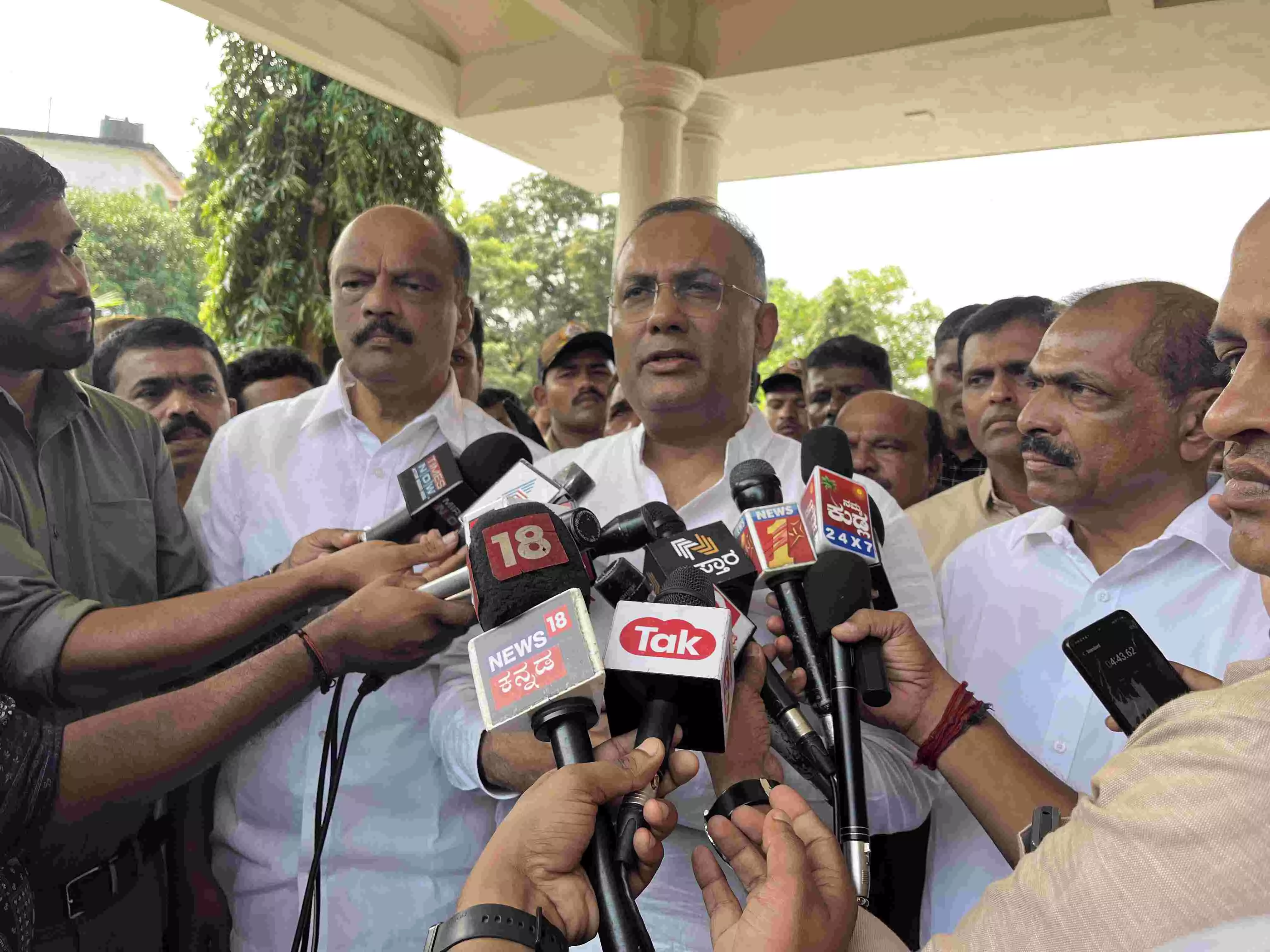 ದೇವಸ್ಥಾನ ಜಾತ್ರೆ ಅಂಗಡಿಗಳಲ್ಲಿ ಕೇಸರಿ ಧ್ವಜ ಹಾಕಿರುವ ಬಗ್ಗೆ ಅಧಿಕಾರಿಗಳ ಜೊತೆ ಚರ್ಚಿಸಿ ಕ್ರಮ: ಗುಂಡೂರಾವ್