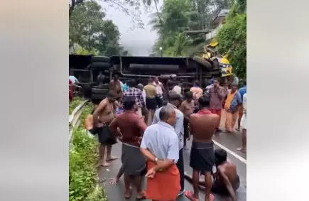 ಕೇರಳದಲ್ಲಿ ರಸ್ತೆ ಅಪಘಾತ: ಕೋಲಾರದ 17 ಮಂದಿಗೆ ಗಾಯ ಕೇರಳದಲ್ಲಿ ರಸ್ತೆ ಅಪಘಾತ: ಕೋಲಾರದ 17 ಮಂದಿಗೆ ಗಾಯ