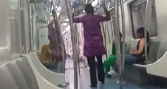 ಚಲಿಸುತ್ತಿದ್ದ ʻನಮ್ಮ ಮೆಟ್ರೋʻ ರೈಲಿನಲ್ಲಿ ಹುಚ್ಚಾಟ; ನಾಲ್ವರು ವಿದ್ಯಾರ್ಥಿಗಳಿಗೆ ದಂಡ