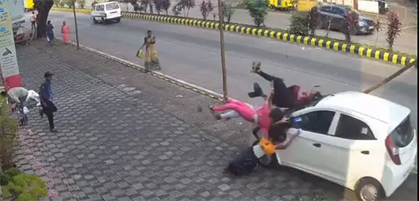 ಮಂಗಳೂರು: ಕಾರು ಢಿಕ್ಕಿ; ಪಾದಚಾರಿ ಯುವತಿ ಮೃತ್ಯು ಮಂಗಳೂರು: ಕಾರು ಢಿಕ್ಕಿ; ಪಾದಚಾರಿ ಯುವತಿ ಮೃತ್ಯು