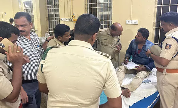 ಕುಂದಾಪುರ: ಕರ್ತವ್ಯನಿರತ ಅರಣ್ಯ ಇಲಾಖೆ ಸಿಬ್ಬಂದಿ ಮೇಲೆ ಹಲ್ಲೆ ಕುಂದಾಪುರ: ಕರ್ತವ್ಯನಿರತ ಅರಣ್ಯ ಇಲಾಖೆ ಸಿಬ್ಬಂದಿ ಮೇಲೆ ಹಲ್ಲೆ