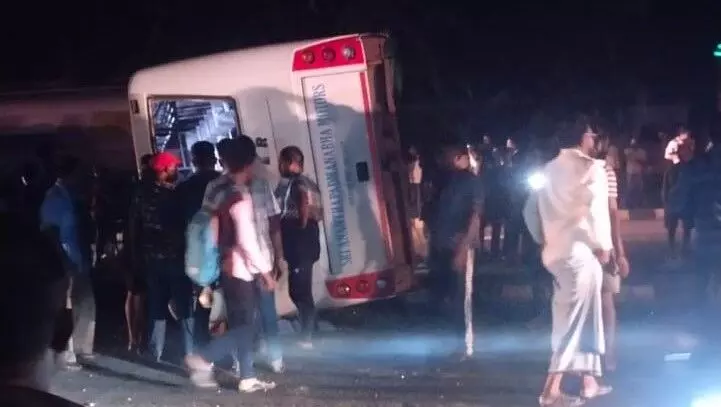 ಕುಂದಾಪುರ: ಬಸ್ ಪಲ್ಟಿಯಾಗಿ 15ಕ್ಕೂ ಅಧಿಕ ಪ್ರಯಾಣಿಕರಿಗೆ ಗಾಯ ಕುಂದಾಪುರ: ಬಸ್ ಪಲ್ಟಿಯಾಗಿ 15ಕ್ಕೂ ಅಧಿಕ ಪ್ರಯಾಣಿಕರಿಗೆ ಗಾಯ