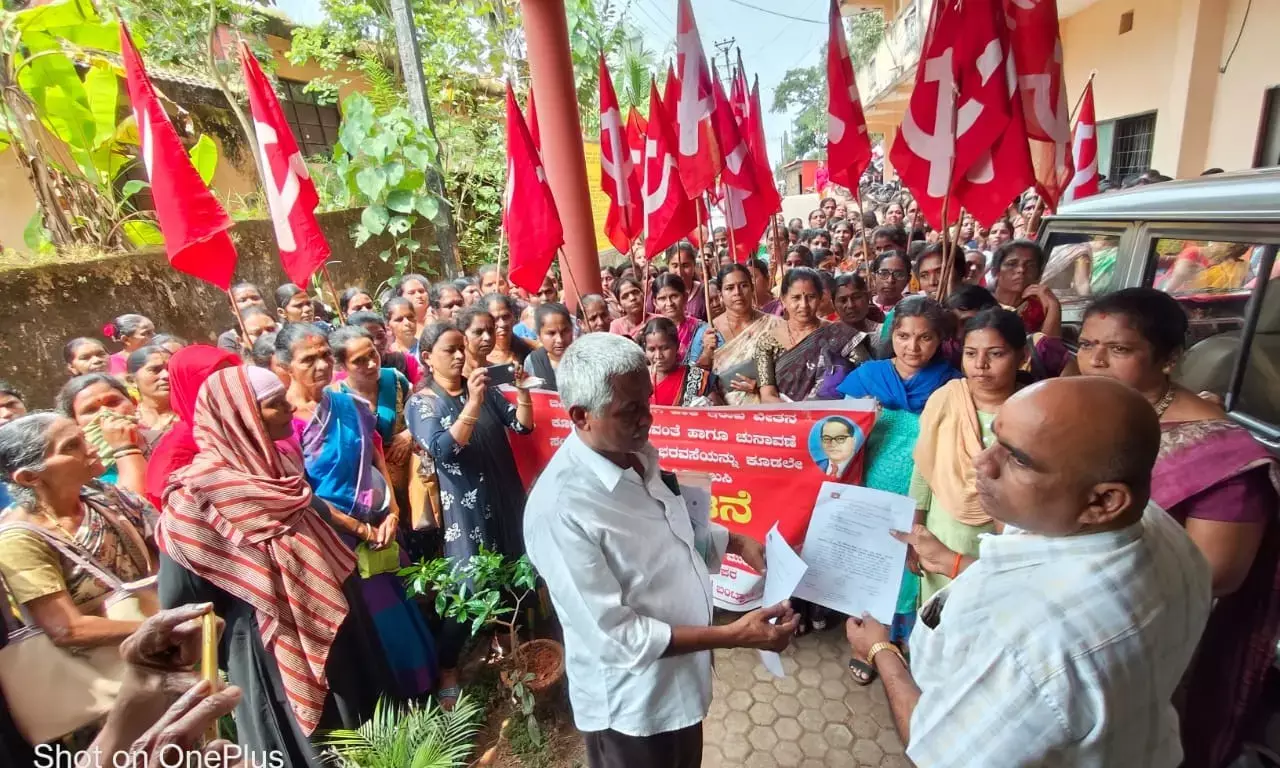 ಬಾಕಿ ವೇತನ ಸಹಿತ ವಿವಿಧ ಬೇಡಿಕೆಗಳ ಈಡೇರಿಕೆಗೆ ಆಗ್ರಹ: ಬಿ.ಸಿ.ರೋಡ್ ನಲ್ಲಿ ಅಕ್ಷರ ದಾಸೋಹ ನೌಕರರಿಂದ ಧರಣಿ