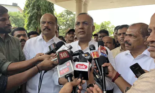 ದೇವಸ್ಥಾನ ಜಾತ್ರೆ ಅಂಗಡಿಗಳಲ್ಲಿ ಕೇಸರಿ ಧ್ವಜ ಹಾಕಿರುವ ಬಗ್ಗೆ ಅಧಿಕಾರಿಗಳ ಜೊತೆ ಚರ್ಚಿಸಿ ಕ್ರಮ: ಗುಂಡೂರಾವ್