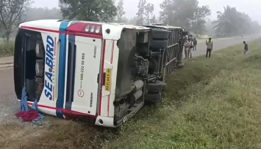 ಖಾಸಗಿ ಬಸ್‌ ಪಲ್ಟಿ; ಹಲವು ಪ್ರಯಾಣಿಕರಿಗೆ ಗಾಯ