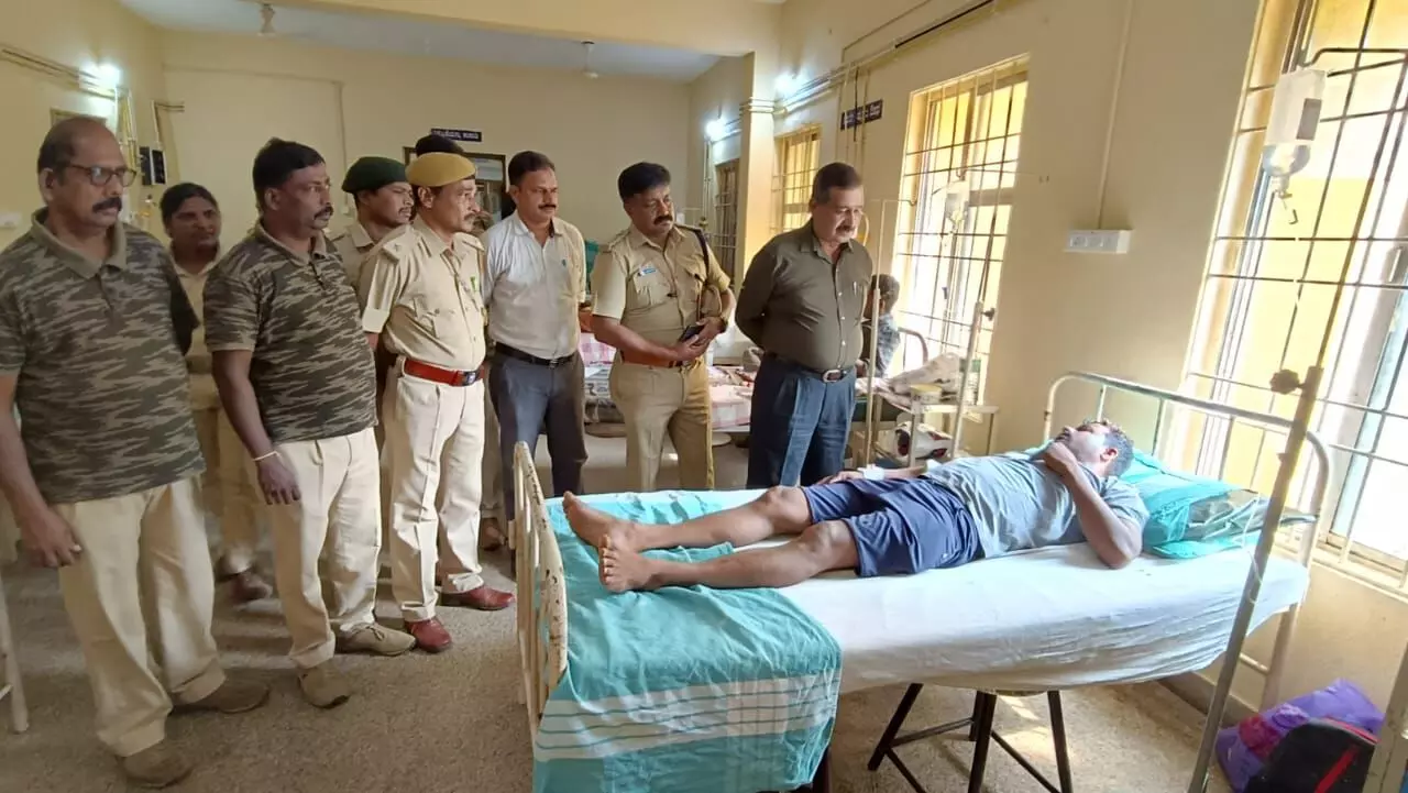 ಕರ್ತವ್ಯ ನಿರತ ಅರಣ್ಯ ಇಲಾಖೆ ಸಿಬ್ಬಂದಿ ಮೇಲೆ ಹಲ್ಲೆ ಪ್ರಕರಣ: ಆಸ್ಪತ್ರೆಗೆ ಭೇಟಿ ನೀಡಿ ಆರೋಗ್ಯ ವಿಚಾರಿಸಿದ ಡಿ.ಎಫ್.ಓ
