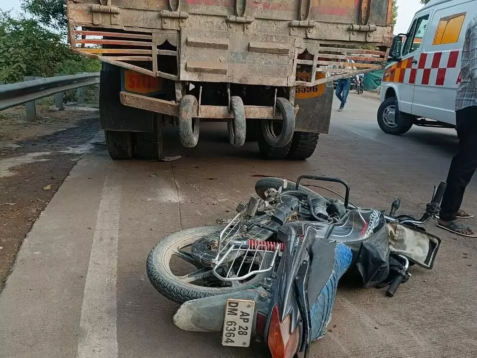 ಕಲಬುರಗಿ: ಲಾರಿಗೆ ಬೈಕ್ ಢಿಕ್ಕಿ; ಸವಾರ ಸಾವು ಕಲಬುರಗಿ: ಲಾರಿಗೆ ಬೈಕ್ ಢಿಕ್ಕಿ; ಸವಾರ ಸಾವು