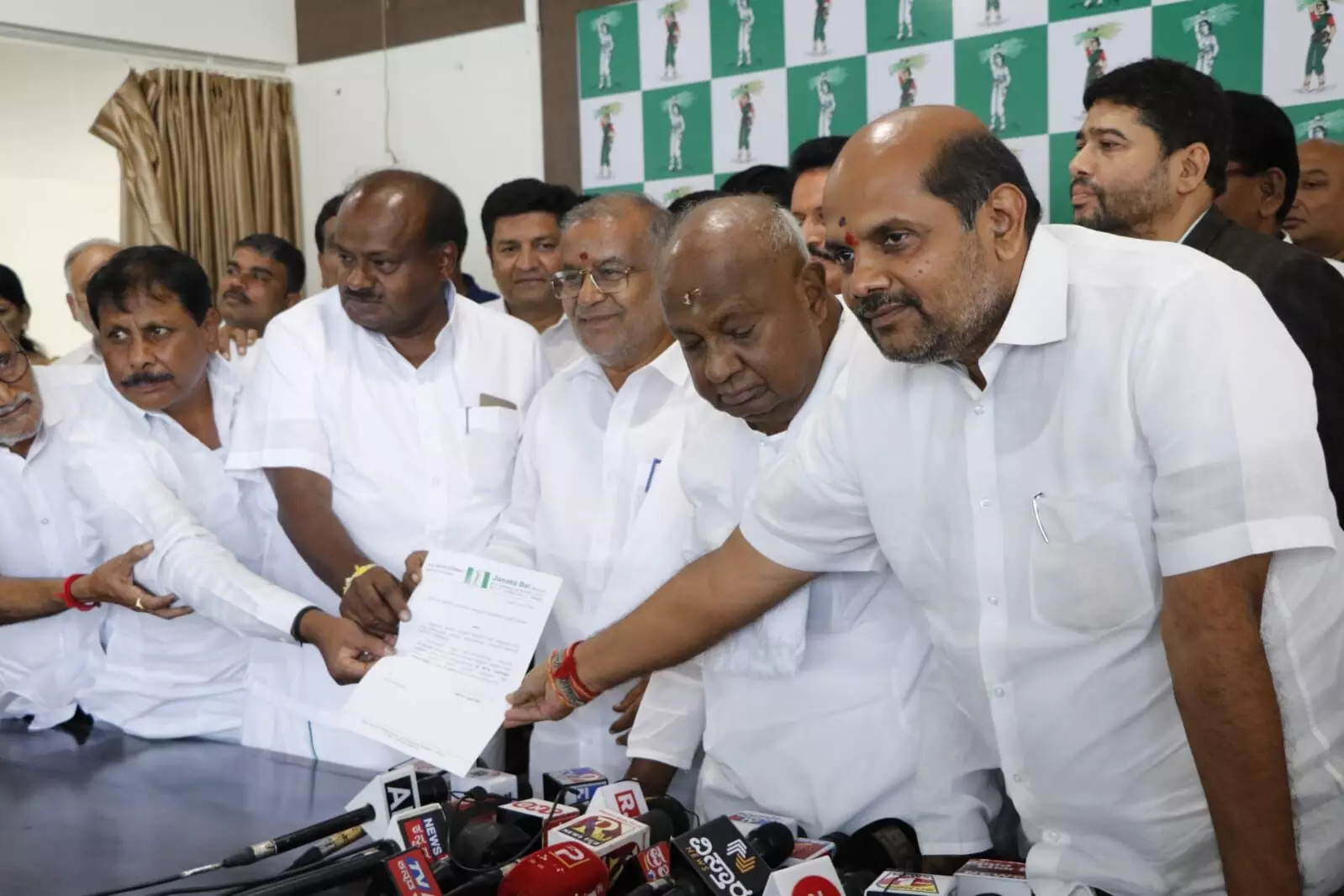 JDS ಕಾರ್ಯಕಾರಿ ಸಮಿತಿ ವಿಸರ್ಜನೆ; ಕುಮಾರಸ್ವಾಮಿಗೆ ಪಕ್ಷದ ಹೊಣೆ