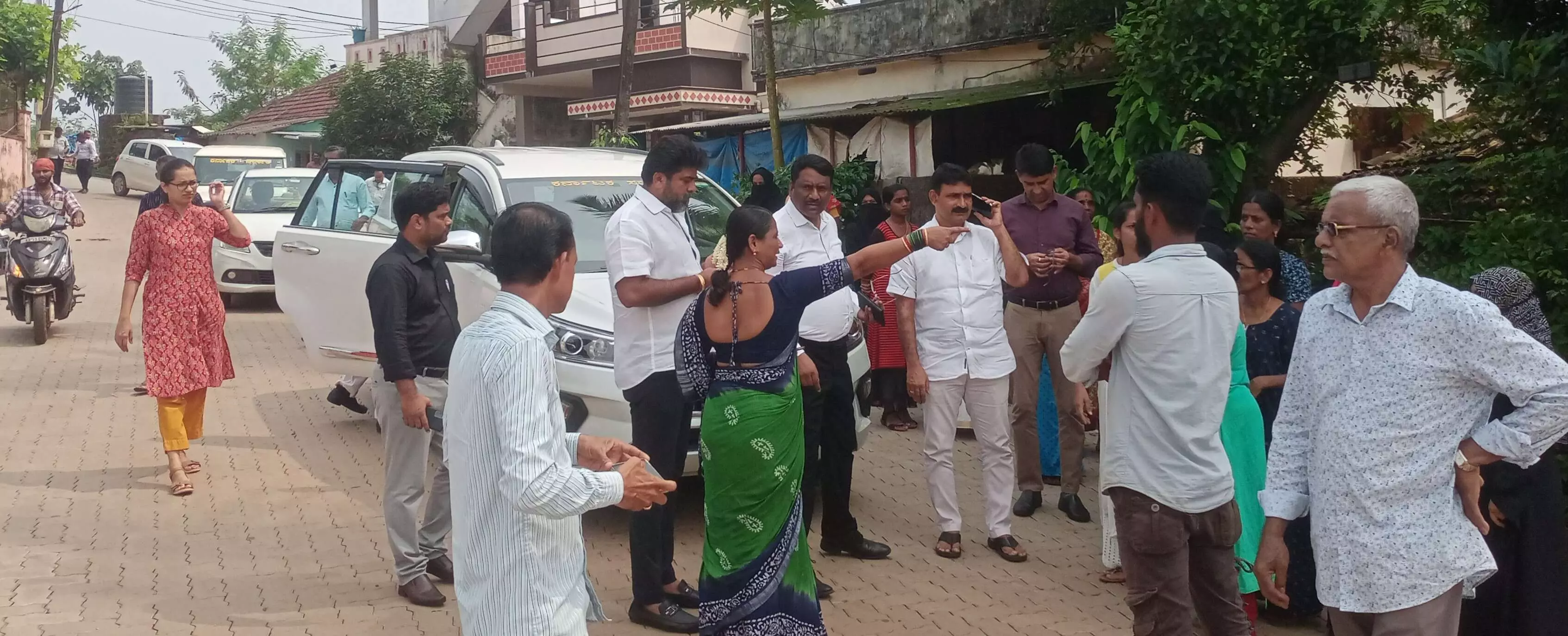 ವಾಮಂಜೂರು ಅಣಬೆ ತಯಾರಿಕಾ ಘಟಕ ಸ್ಥಳ ಪರಿಶೀಲನೆಗೆ ತೆರಳಿದ ಮೇಯರ್, ಆಯುಕ್ತರಿಗೆ ತರಾಟೆ