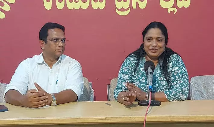 ಈಸಿಆರ್ ಸಂಸ್ಥೆಯಲ್ಲಿ ಅವ್ಯವಹಾರ ಆರೋಪ: ಮಧು ಭಾಸ್ಕರ್ ವಿರುದ್ಧ ಕಾನೂನು ಕ್ರಮಕ್ಕೆ ಅಧ್ಯಕ್ಷೆ ಮಹಿಮಾ ಆಗ್ರಹ ಈಸಿಆರ್ ಸಂಸ್ಥೆಯಲ್ಲಿ ಅವ್ಯವಹಾರ ಆರೋಪ: ಮಧು ಭಾಸ್ಕರ್ ವಿರುದ್ಧ ಕಾನೂನು ಕ್ರಮಕ್ಕೆ ಅಧ್ಯಕ್ಷೆ ಮಹಿಮಾ ಆಗ್ರಹ