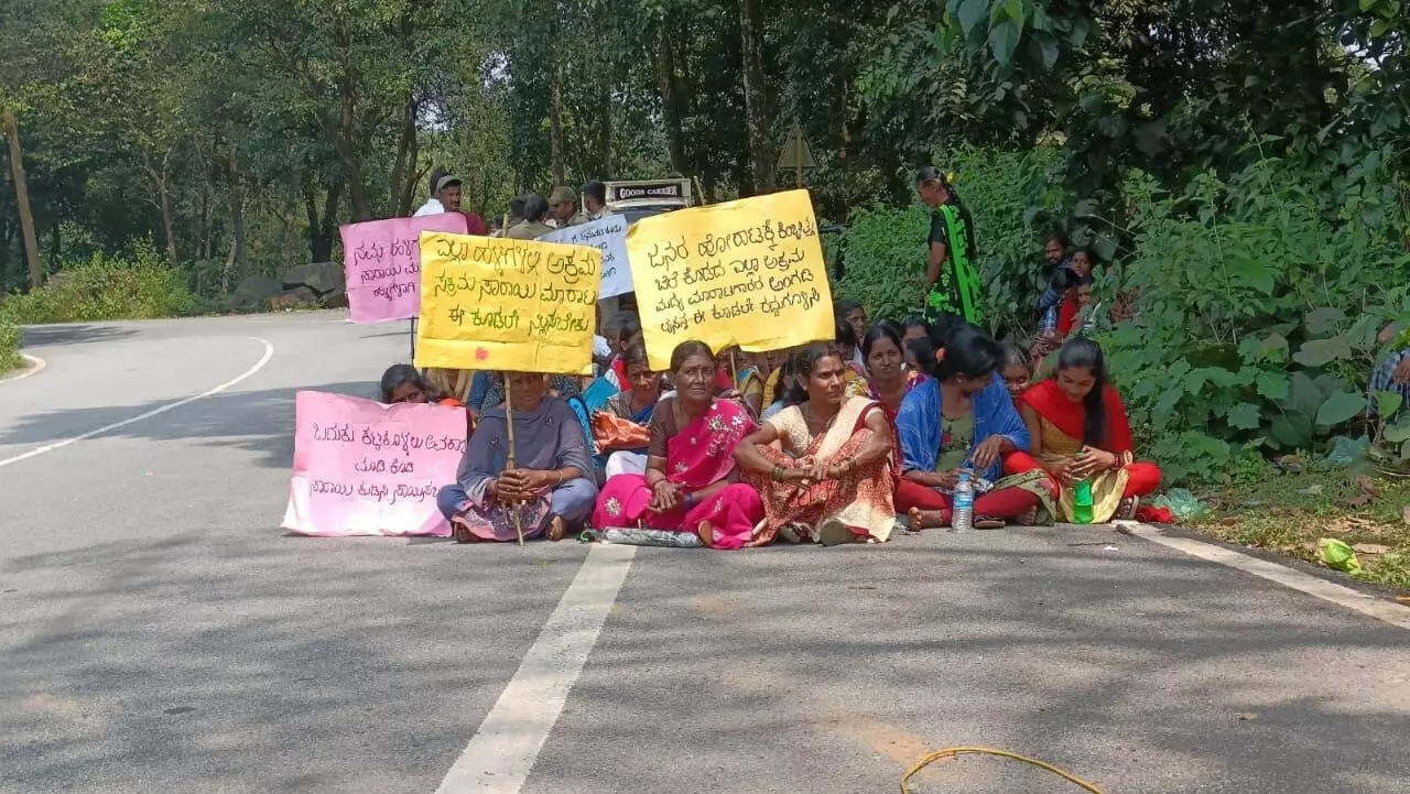 ಚಿಕ್ಕಮಗಳೂರು | ಮಲೆನಾಡು ಭಾಗದಲ್ಲಿ ಅಕ್ರಮ ಮದ್ಯ ಮಾರಾಟ ದಂಧೆಗೆ ಕಡಿವಾಣ ಹಾಕಲು ಆಗ್ರಹಿಸಿ ಧರಣಿ ಚಿಕ್ಕಮಗಳೂರು | ಮಲೆನಾಡು ಭಾಗದಲ್ಲಿ ಅಕ್ರಮ ಮದ್ಯ ಮಾರಾಟ ದಂಧೆಗೆ ಕಡಿವಾಣ ಹಾಕಲು ಆಗ್ರಹಿಸಿ ಧರಣಿ