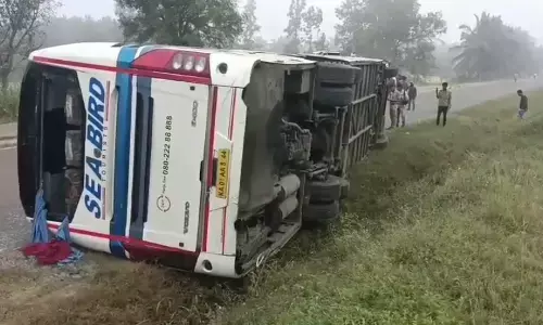 ಖಾಸಗಿ ಬಸ್‌ ಪಲ್ಟಿ; ಹಲವು ಪ್ರಯಾಣಿಕರಿಗೆ ಗಾಯ