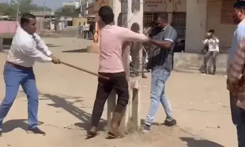 ಗುಜರಾತ್:‌ ಯುವಕರಿಗೆ ಸಾರ್ವಜನಿಕವಾಗಿ ಥಳಿಸಿದ ಪೊಲೀಸ್‌ ಅಧಿಕಾರಿಗಳಿಗೆ 14 ದಿನಗಳ ಜೈಲು ಶಿಕ್ಷೆ