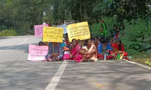 ಚಿಕ್ಕಮಗಳೂರು | ಮಲೆನಾಡು ಭಾಗದಲ್ಲಿ ಅಕ್ರಮ ಮದ್ಯ ಮಾರಾಟ ದಂಧೆಗೆ ಕಡಿವಾಣ ಹಾಕಲು ಆಗ್ರಹಿಸಿ ಧರಣಿ