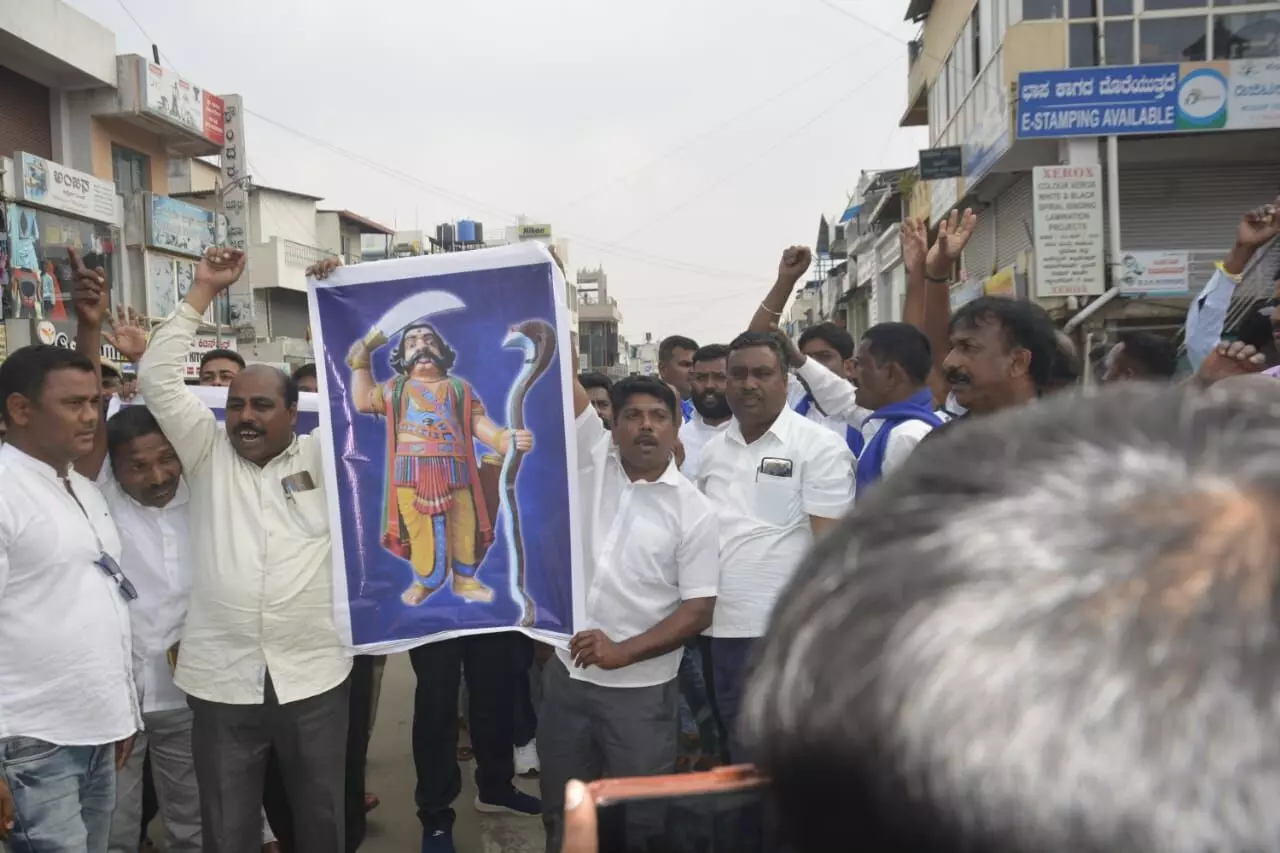 ಚಿಕ್ಕಮಗಳೂರು | ಮಹಿಷ ದಸರಾ ಆಚರಣೆಗೆ ಮುಂದಾದ ದಲಿತ, ಪ್ರಗತಿಪರರ ಬಂಧನ ಚಿಕ್ಕಮಗಳೂರು | ಮಹಿಷ ದಸರಾ ಆಚರಣೆಗೆ ಮುಂದಾದ ದಲಿತ, ಪ್ರಗತಿಪರರ ಬಂಧನ