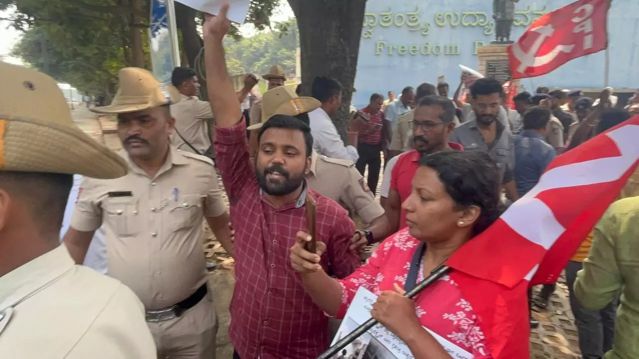 ಬೆಂಗಳೂರು | ಇಸ್ರೇಲ್- ಫೆಲೆಸ್ತೀನ್ನಲ್ಲಿ ಶಾಂತಿ ನೆಲೆಸಬೇಕೆಂದು ಆಗ್ರಹಿಸಿ ಎಡಪಕ್ಷಗಳಿಂದ ಧರಣಿ, ಹಲವರು ವಶಕ್ಕೆ! ಬೆಂಗಳೂರು | ಇಸ್ರೇಲ್- ಫೆಲೆಸ್ತೀನ್ನಲ್ಲಿ ಶಾಂತಿ ನೆಲೆಸಬೇಕೆಂದು ಆಗ್ರಹಿಸಿ ಎಡಪಕ್ಷಗಳಿಂದ ಧರಣಿ, ಹಲವರು ವಶಕ್ಕೆ!