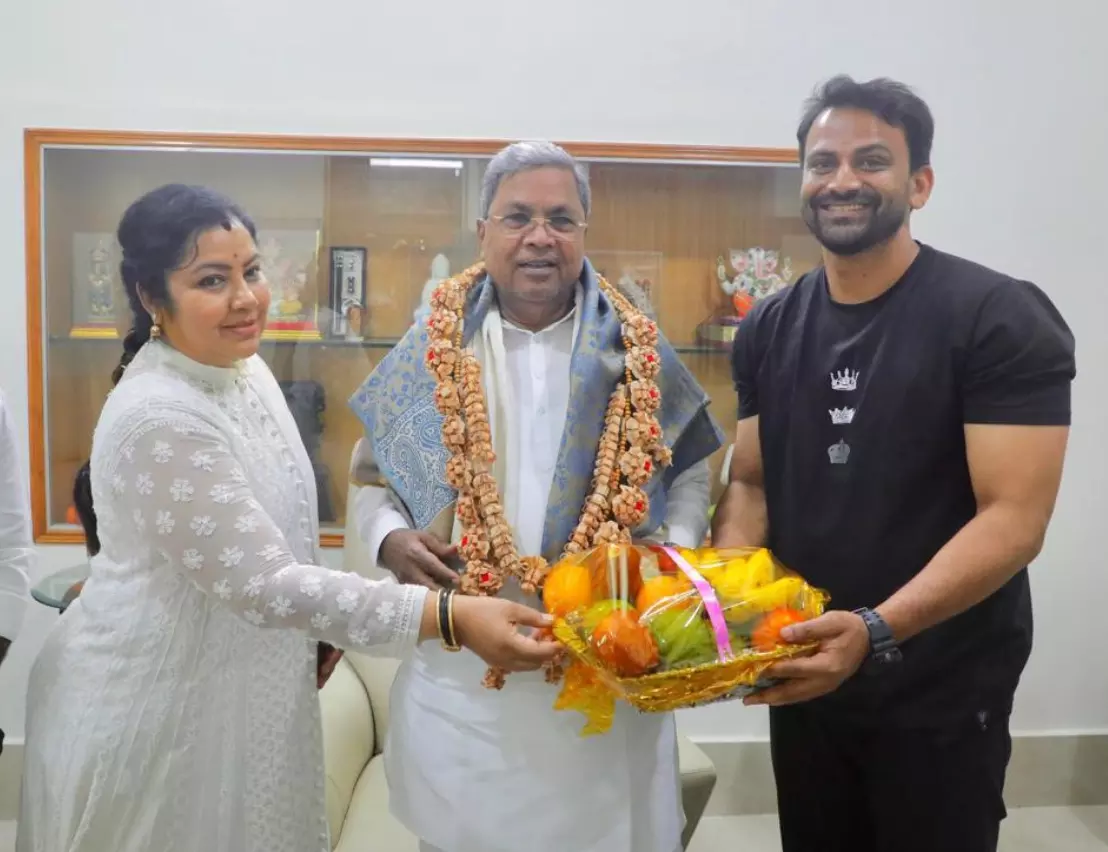 ಸಿಎಂ ಸಿದ್ದರಾಮಯ್ಯ ಅವರನ್ನು ಭೇಟಿ ಮಾಡಿದ ನಟ ಡಾಲಿ ಧನಂಜಯ ಸಿಎಂ ಸಿದ್ದರಾಮಯ್ಯ ಅವರನ್ನು ಭೇಟಿ ಮಾಡಿದ ನಟ ಡಾಲಿ ಧನಂಜಯ