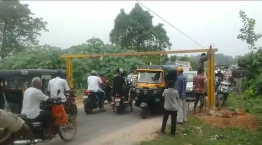 ಪಾಣೆಮಂಗಳೂರು: ಘನ ವಾಹನ ಸಂಚಾರ ನಿಷೇಧಕ್ಕೆ ಕಬ್ಬಿಣದ ಕಮಾನು ಅಳವಡಿಕೆ ಪಾಣೆಮಂಗಳೂರು: ಘನ ವಾಹನ ಸಂಚಾರ ನಿಷೇಧಕ್ಕೆ ಕಬ್ಬಿಣದ ಕಮಾನು ಅಳವಡಿಕೆ