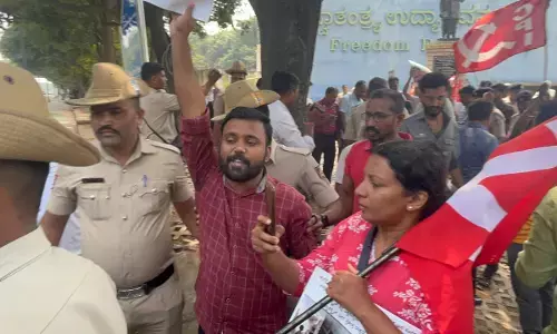 ಬೆಂಗಳೂರು | ಇಸ್ರೇಲ್- ಫೆಲೆಸ್ತೀನ್‍ನಲ್ಲಿ ಶಾಂತಿ ನೆಲೆಸಬೇಕೆಂದು ಆಗ್ರಹಿಸಿ ಎಡಪಕ್ಷಗಳಿಂದ ಧರಣಿ, ಹಲವರು ವಶಕ್ಕೆ!