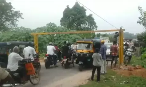 ಪಾಣೆಮಂಗಳೂರು: ಘನ ವಾಹನ ಸಂಚಾರ ನಿಷೇಧಕ್ಕೆ ಕಬ್ಬಿಣದ ಕಮಾನು ಅಳವಡಿಕೆ