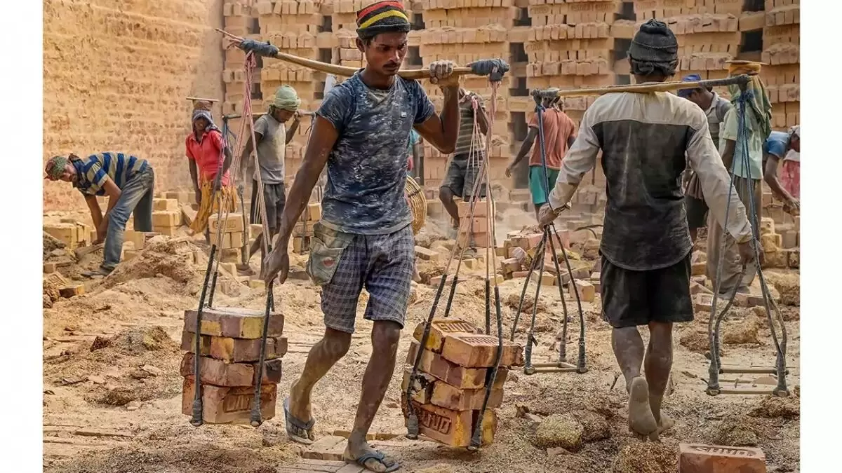 ದೇಶದ ರಾಜಧಾನಿಯಲ್ಲಿ ಕಂಗೆಡುವ ಕಾರ್ಮಿಕರ ಬದುಕು ದೇಶದ ರಾಜಧಾನಿಯಲ್ಲಿ ಕಂಗೆಡುವ ಕಾರ್ಮಿಕರ ಬದುಕು