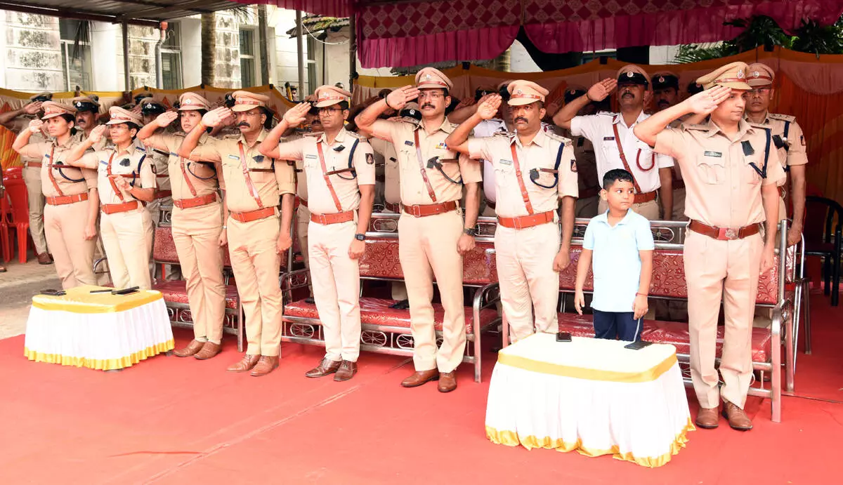 ಯೋಧರಿಗೆ, ಪೊಲೀಸರಿಗೆ ಹೆಚ್ಚಿನ ಸವಲತ್ತುಗಳನ್ನು ಒದಗಿಸಿಕೊಡಬೇಕಾಗಿದೆ: ರವೀಂದ್ರ ಜೋಶಿ ಯೋಧರಿಗೆ, ಪೊಲೀಸರಿಗೆ ಹೆಚ್ಚಿನ ಸವಲತ್ತುಗಳನ್ನು ಒದಗಿಸಿಕೊಡಬೇಕಾಗಿದೆ: ರವೀಂದ್ರ ಜೋಶಿ