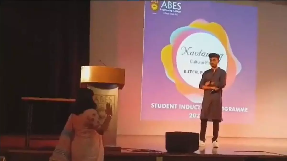 ಉತ್ತರಪ್ರದೇಶ: ಸಾಂಸ್ಕೃತಿಕ ಕಾರ್ಯಕ್ರಮದಲ್ಲಿ ಜೈ ಶ್ರೀ ರಾಮ್ ಘೋಷಣೆ ಕೂಗಿದ ವಿದ್ಯಾರ್ಥಿಗೆ ಆಕ್ಷೇಪ ವ್ಯಕ್ತಪಡಿಸಿದ ಅಧ್ಯಾಪಕರು ಅಮಾನತು