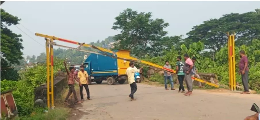 ಪಾಣೆಮಂಗಳೂರು: ಒಂದೇ ದಿನದಲ್ಲಿ ಮುರಿದುಬಿದ್ದ ಘನವಾಹನ ಸಂಚಾರ ನಿಷೇಧಕ್ಕೆ ಅಳವಡಿಸಲಾದ ಕಬ್ಬಿಣದ ಕಮಾನು