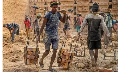 ದೇಶದ ರಾಜಧಾನಿಯಲ್ಲಿ ಕಂಗೆಡುವ ಕಾರ್ಮಿಕರ ಬದುಕು