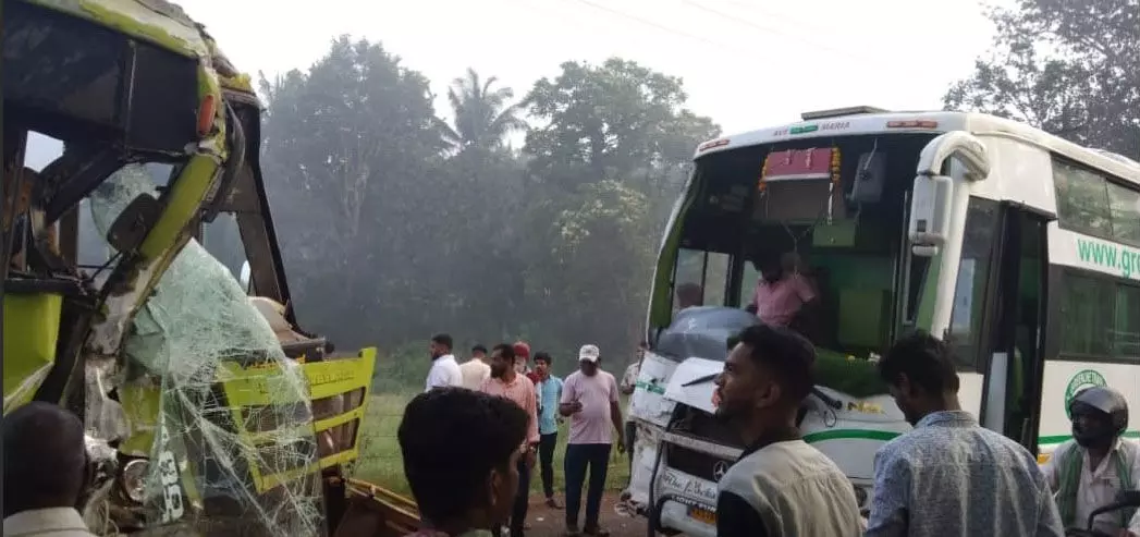 ಶಿರಸಿ | ಎರಡು ಬಸ್ಸುಗಳು ಮುಖಾಮುಖಿ ಢಿಕ್ಕಿ: ಹಲವು ಪ್ರಯಾಣಿಕರಿಗೆ ಗಾಯ ಶಿರಸಿ | ಎರಡು ಬಸ್ಸುಗಳು ಮುಖಾಮುಖಿ ಢಿಕ್ಕಿ: ಹಲವು ಪ್ರಯಾಣಿಕರಿಗೆ ಗಾಯ