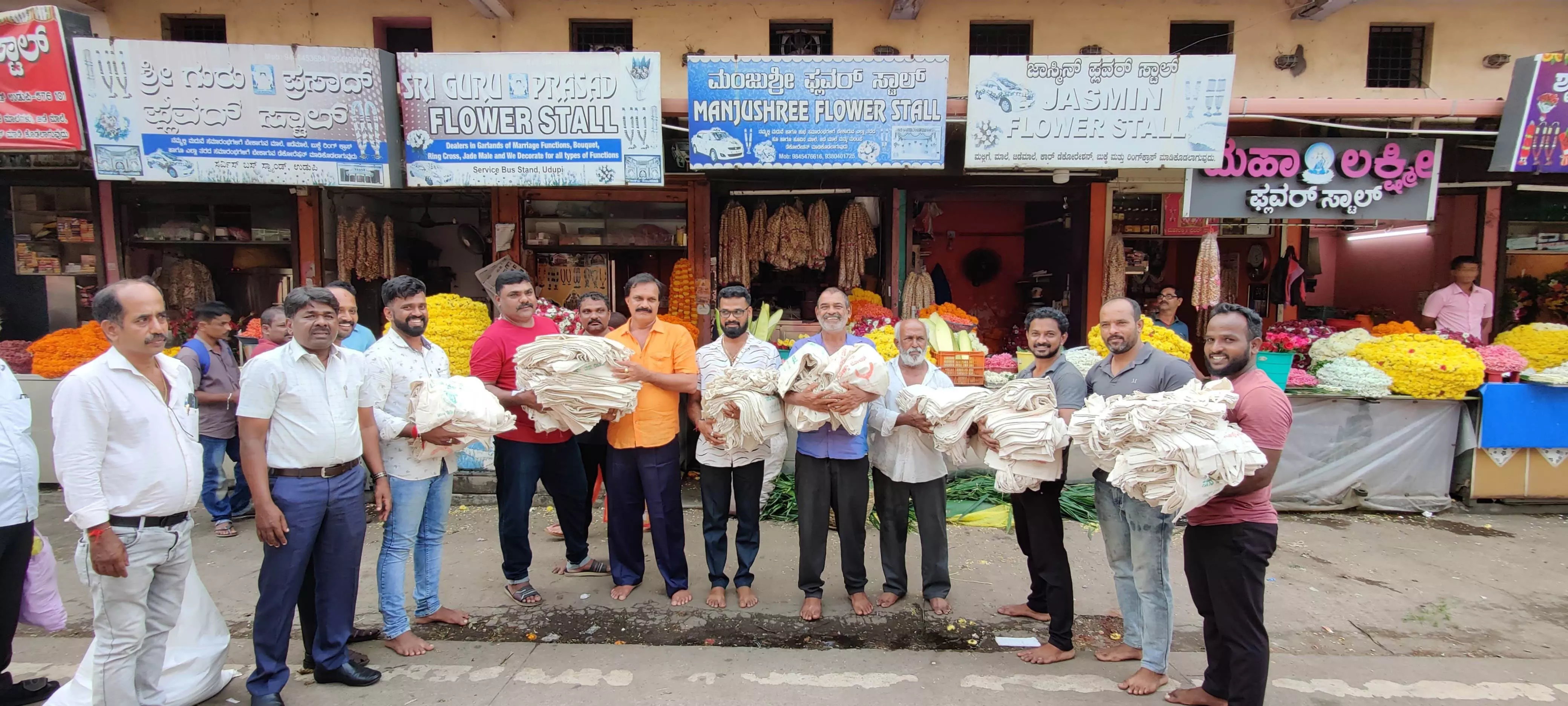 ಏಕಬಳಕೆ ಪ್ಲಾಸ್ಟಿಕ್ ನಿಷೇಧ: ಹೂವು ವ್ಯಾಪಾರಿಗಳಿಗೆ ಬ್ಯಾಗ್ ವಿತರಣೆ