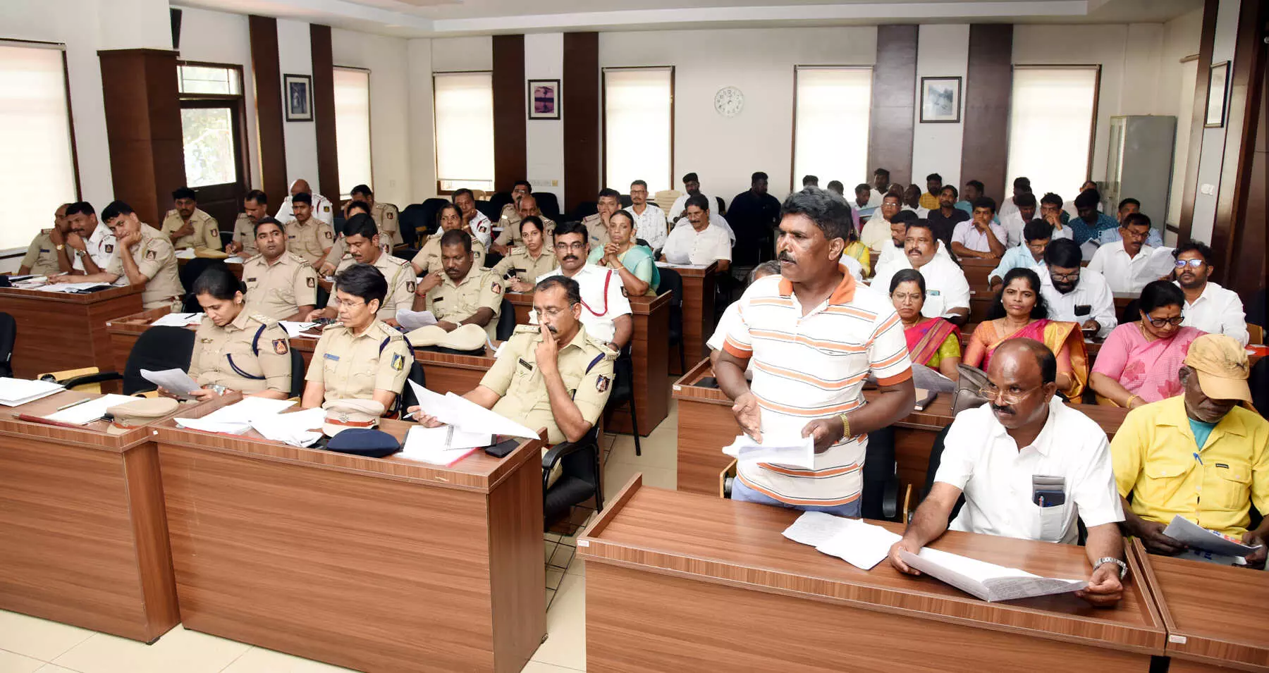 ಆದಾಯ ಪ್ರಮಾಣ ಪತ್ರದಲ್ಲಿ ಹೆಚ್ಚಿನ ಮೊತ್ತ ನಮೂದು: ಗ್ರಾಮಕರಣಿಕರ ವಿರುದ್ಧ ದಲಿತ ಮುಖಂಡರ ಆರೋಪ ಆದಾಯ ಪ್ರಮಾಣ ಪತ್ರದಲ್ಲಿ ಹೆಚ್ಚಿನ ಮೊತ್ತ ನಮೂದು: ಗ್ರಾಮಕರಣಿಕರ ವಿರುದ್ಧ ದಲಿತ ಮುಖಂಡರ ಆರೋಪ