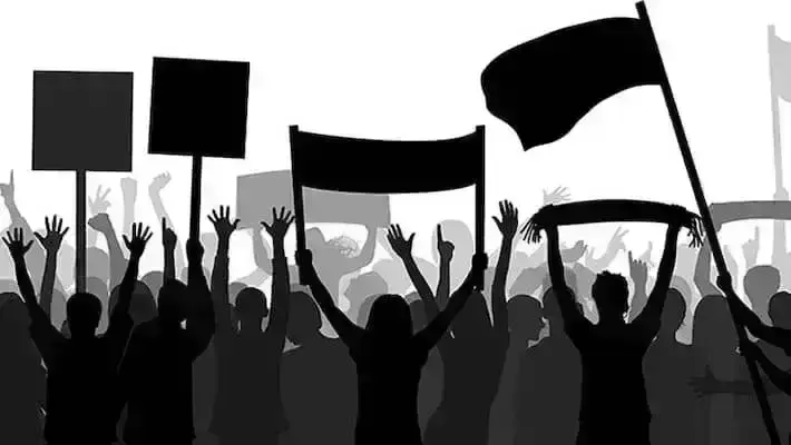 ತೆಲಂಗಾಣ: ಹಿಂಸೆಗೆ ತಿರುಗಿದ ಎಥೆನಾಲ್ ಕಂಪೆನಿಯ ವಿರುದ್ಧದ ಗ್ರಾಮಸ್ಥರ ಪ್ರತಿಭಟನೆ, ಪೊಲೀಸ್ ವಾಹನಕ್ಕೆ ಬೆಂಕಿ ತೆಲಂಗಾಣ: ಹಿಂಸೆಗೆ ತಿರುಗಿದ ಎಥೆನಾಲ್ ಕಂಪೆನಿಯ ವಿರುದ್ಧದ ಗ್ರಾಮಸ್ಥರ ಪ್ರತಿಭಟನೆ, ಪೊಲೀಸ್ ವಾಹನಕ್ಕೆ ಬೆಂಕಿ