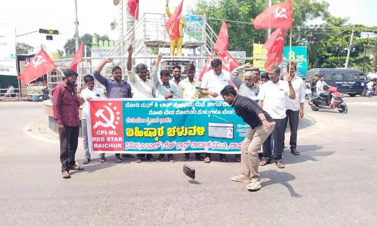 ʼಜನರ ಮಾತು ಕೇಳುತ್ತಿಲ್ಲ...ʼ: ಪ್ರಧಾನಿ ಮೋದಿಯವರ ʼಮನ್ ಕೀ ಬಾತ್’ ವಿರೋಧಿಸಿ ರೇಡಿಯೋ ಒಡೆದು ಆಕ್ರೋಶ‌