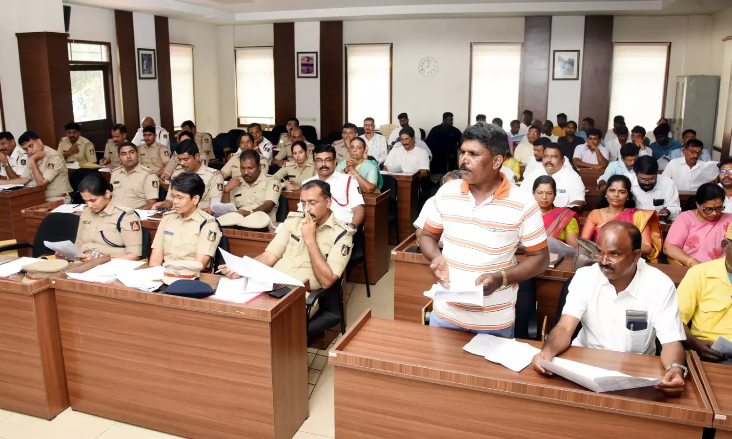 ಆದಾಯ ಪ್ರಮಾಣ ಪತ್ರದಲ್ಲಿ ಹೆಚ್ಚಿನ ಮೊತ್ತ ನಮೂದು: ಗ್ರಾಮಕರಣಿಕರ ವಿರುದ್ಧ ದಲಿತ ಮುಖಂಡರ ಆರೋಪ