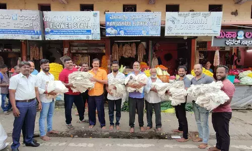 ಏಕಬಳಕೆ ಪ್ಲಾಸ್ಟಿಕ್ ನಿಷೇಧ: ಹೂವು ವ್ಯಾಪಾರಿಗಳಿಗೆ ಬ್ಯಾಗ್ ವಿತರಣೆ