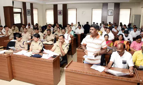 ಆದಾಯ ಪ್ರಮಾಣ ಪತ್ರದಲ್ಲಿ ಹೆಚ್ಚಿನ ಮೊತ್ತ ನಮೂದು: ಗ್ರಾಮಕರಣಿಕರ ವಿರುದ್ಧ ದಲಿತ ಮುಖಂಡರ ಆರೋಪ