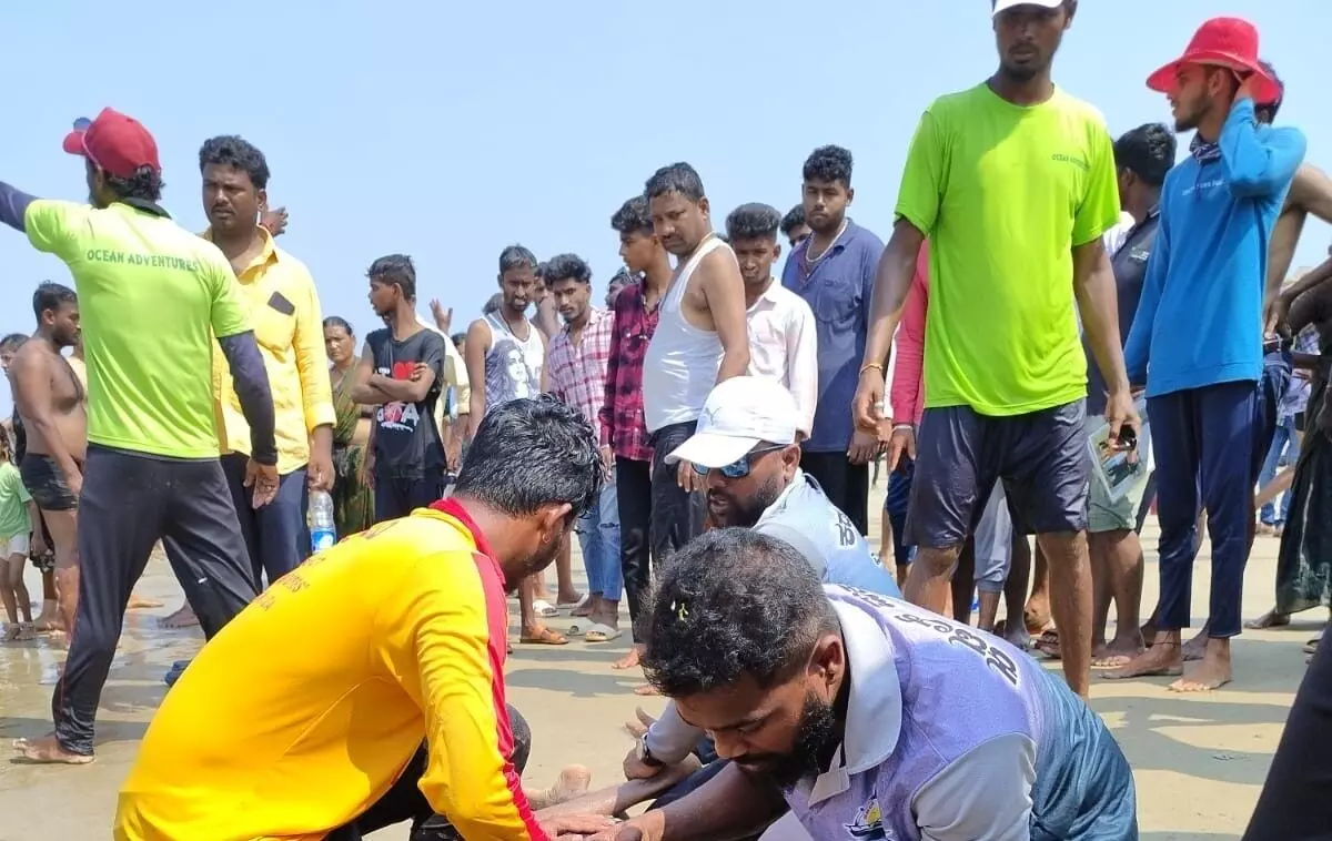 ಮುರ್ಡೇಶ್ವರ: ಸಮುದ್ರದಲ್ಲಿ ಮುಳುಗುತ್ತಿದ್ದ ಮೂವರು ಪ್ರವಾಸಿಗರ ರಕ್ಷಣೆ