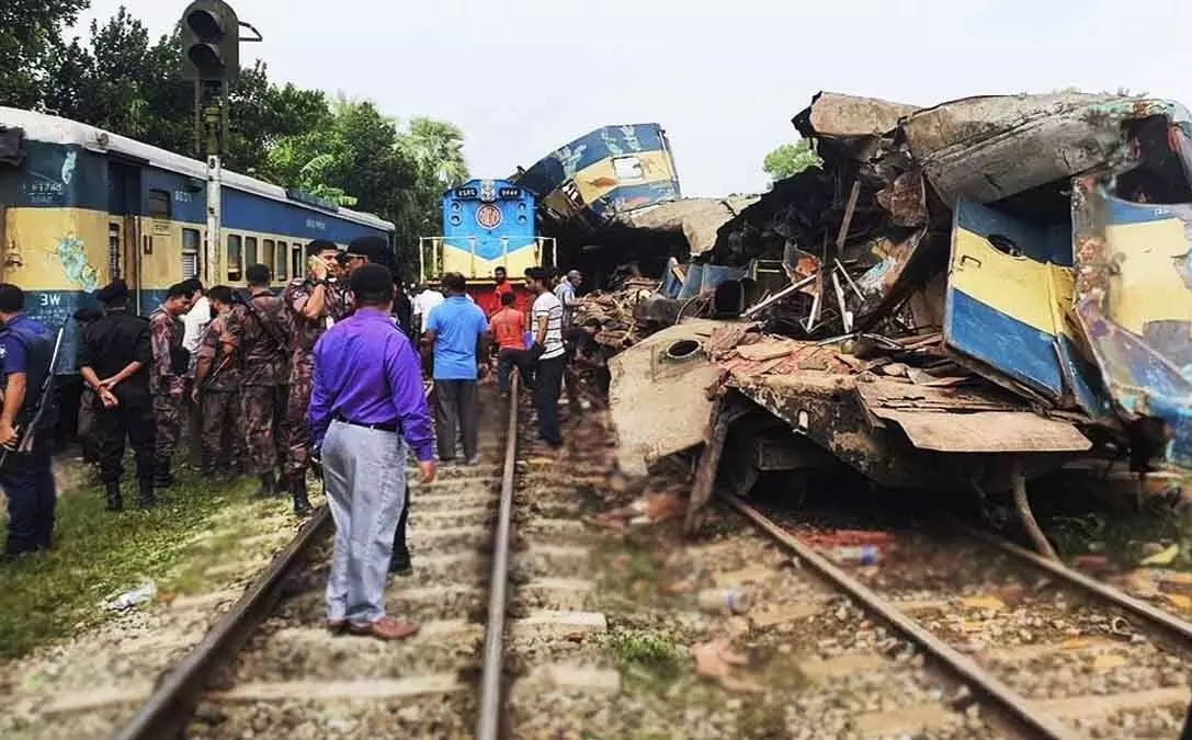ಬಾಂಗ್ಲಾದೇಶ : ಪ್ಯಾಸೆಂಜರ್ ರೈಲಿಗೆ ಢಿಕ್ಕಿ ಹೊಡೆದ ಸರಕು ರೈಲು; ಕನಿಷ್ಠ 20 ಮಂದಿ ಸಾವು, ಹಲವರಿಗೆ ಗಾಯ