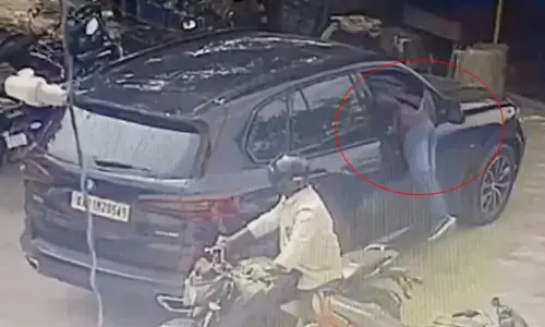 ಬೆಂಗಳೂರು | ಹಾಡಹಗಲೇ ಬಿಎಂಡಬ್ಲ್ಯೂ ಕಾರಿನ ಗಾಜನ್ನು ಒಡೆದು ಲಕ್ಷಾಂತರ ರೂ. ದರೋಡೆ; ಸಿಸಿಟಿವಿ ಕ್ಯಾಮೆರಾದಲ್ಲಿ ಸೆರೆ