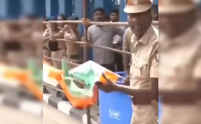 ವಿಶ್ವಕಪ್ ಪಂದ್ಯದ ವೇಳೆ ಭಾರತದ ರಾಷ್ಟ್ರ ಧ‍್ವಜಕ್ಕೆ ಅವಮಾನ: ಚೆನ್ನೈ ಪೊಲೀಸ್ ಅಧಿಕಾರಿಯ ವರ್ಗಾವಣೆ